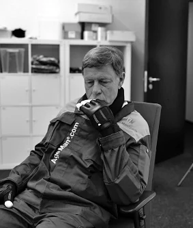 Autor Gundolf Meyer-Hentschel in einem Alterssimulationsanzug AgeMan